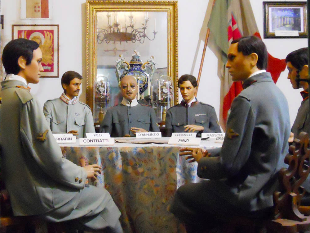 San Pelagio D'Annunzio siede al tavolo della programmazione del volo su Vienna © Museo dell'Aria e dello Spazio