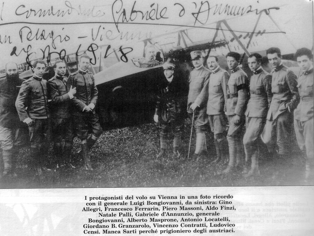 Castello di San Pelagio Foto del piloti del volo su Vienna © Museo dell'Aria e dello Spazio