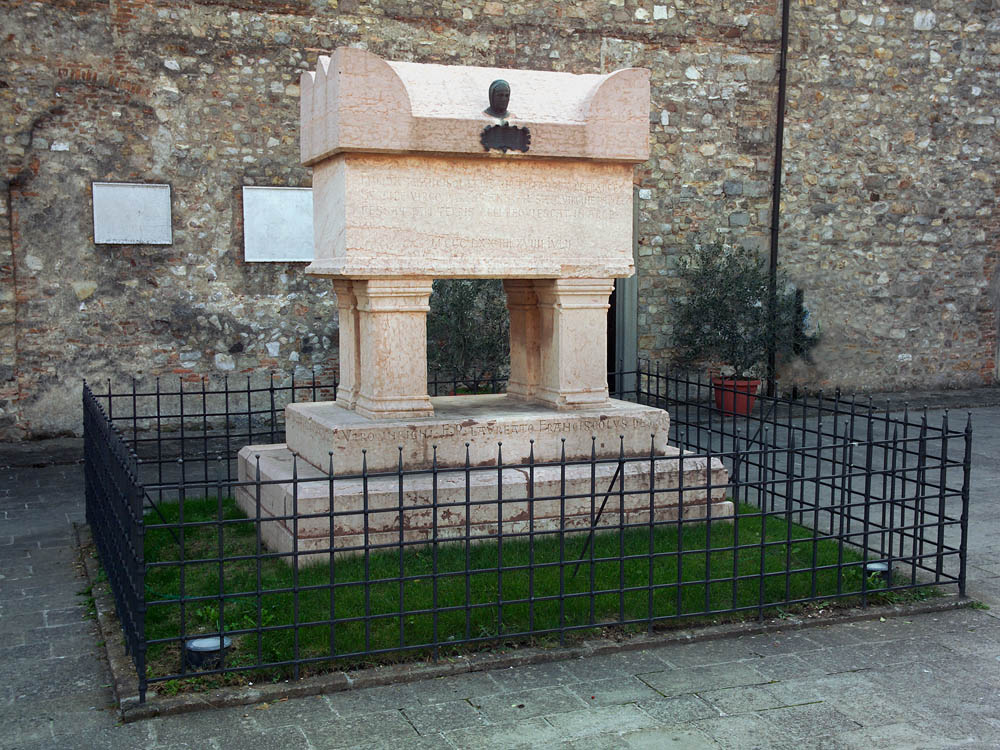 Arquà Petrarca La tomba in marmo di Francesco Petrarca © Comune di Padova - Assessorato alla Cultura