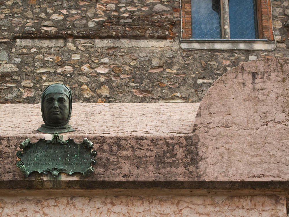 Arquà Petrarca La tomba in marmo di Francesco Petrarca (dettaglio) © Marino Bombini