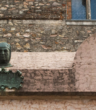 Arquà Petrarca La tomba in marmo di Francesco Petrarca (dettaglio) © Marino Bombini