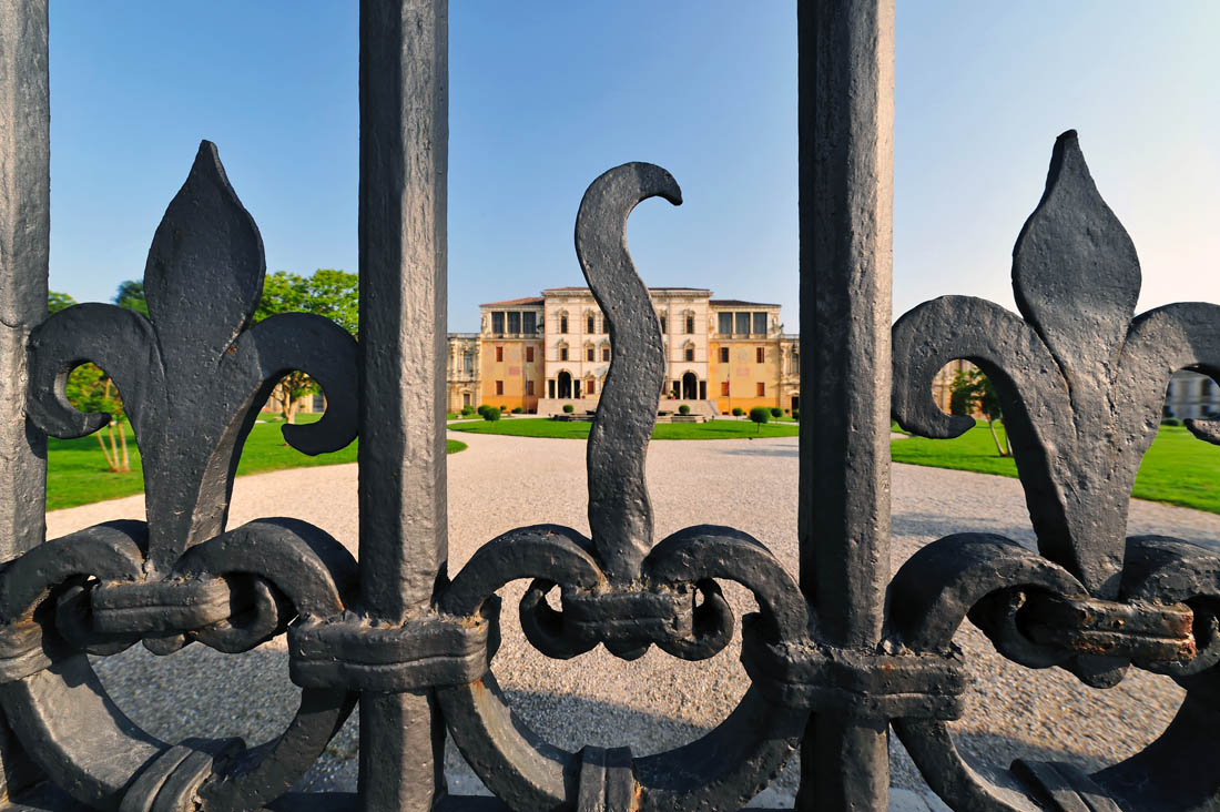 Riviera del Brenta. Ville d’arte Villa Contarini: particolare della cancellata © Regione del Veneto - Fondazione G.E. Ghirardi - courtesy ph. A. Dell'Agnola
