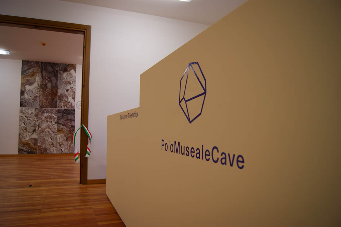 Logo sul bancone della biglietteria Predil. Tra Lago e Miniera Mostra della tradizione Mineraria - MINIERALAB Aleascarl