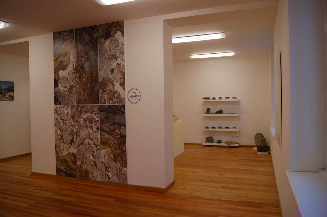 Inizio del percorso espositivo: prima e seconda sala - informazioni geologiche e morfologiche del territorio Predil. Tra Lago e Miniera Mostra della tradizione Mineraria - MINIERALAB Aleascarl