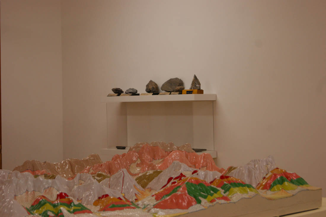 Piano terra, seconda sala: in primo piano il plastico della zona e sullo sfondo alcuni esempi di roccia locale Predil. Tra Lago e Miniera Mostra della tradizione Mineraria - MINIERALAB Aleascarl