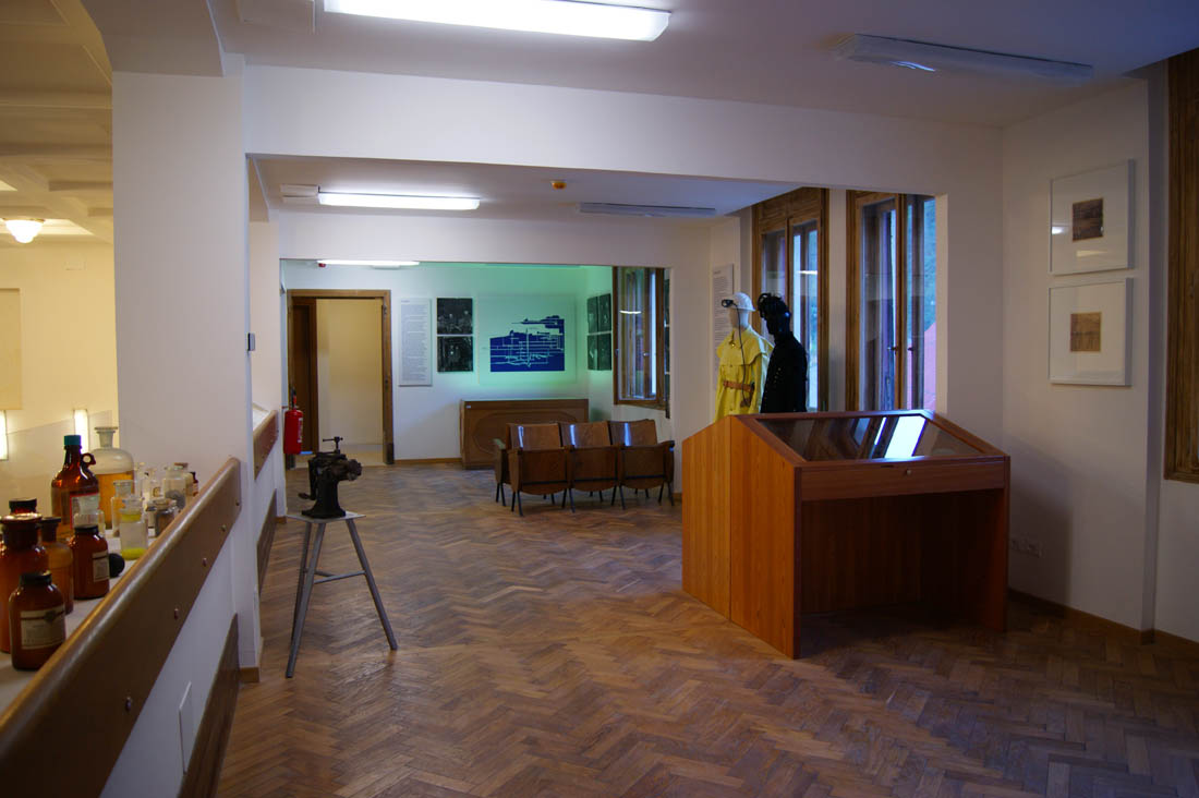 Secondo piano: alcuni oggetti dei minatori (strumenti, attrezzi, divisa, ecc..), alcune immagini del lavoro in miniera, documenti du2019epoca e la chimica della laveria Predil. Tra Lago e Miniera Mostra della tradizione Mineraria - MINIERALAB Aleascarl