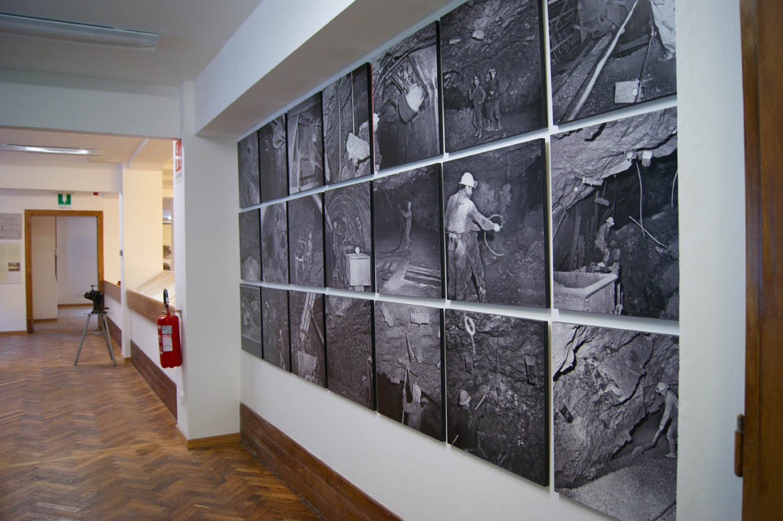 Secondo piano: alcuni oggetti dei minatori (strumenti, attrezzi, divisa, ecc..), alcune immagini del lavoro in miniera, documenti du2019epoca e la chimica della laveria Predil. Tra Lago e Miniera Mostra della tradizione Mineraria - MINIERALAB Aleascarl