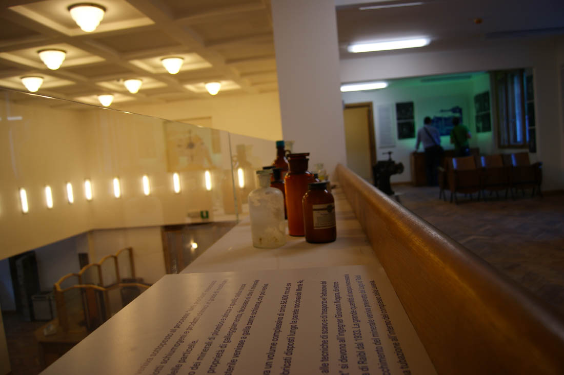 Secondo piano: alcuni oggetti dei minatori (strumenti, attrezzi, divisa, ecc..), alcune immagini del lavoro in miniera, documenti du2019epoca e la chimica della laveria Predil. Tra Lago e Miniera Mostra della tradizione Mineraria - MINIERALAB Aleascarl