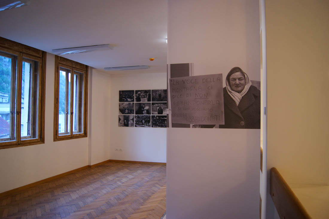 Secondo piano: protesta e occupazione della miniera da parte dei minatori nel 1991, in occasione della sua chiusura. Predil. Tra Lago e Miniera Mostra della tradizione Mineraria - MINIERALAB Aleascarl