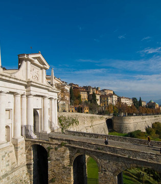Bergamo Porta San Giacomo © Archivio Turismo Bergamo/Roberto Lapi
