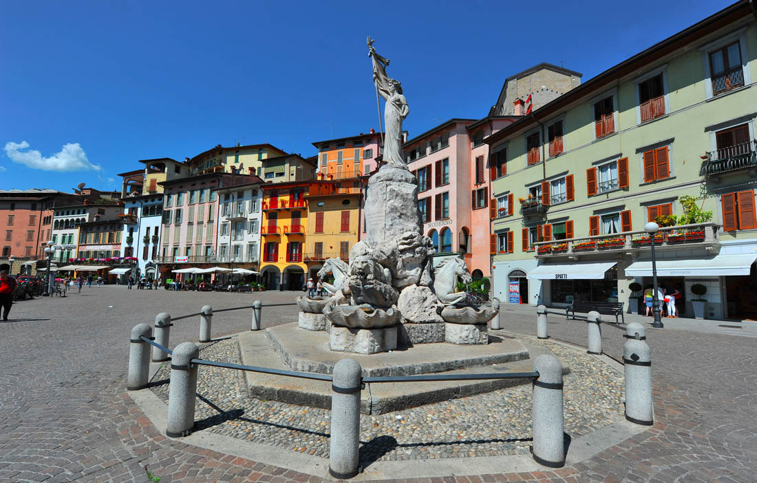 Lovere Piazza 13 Martiri © Pro Loco Lovere/G. Bonomelli