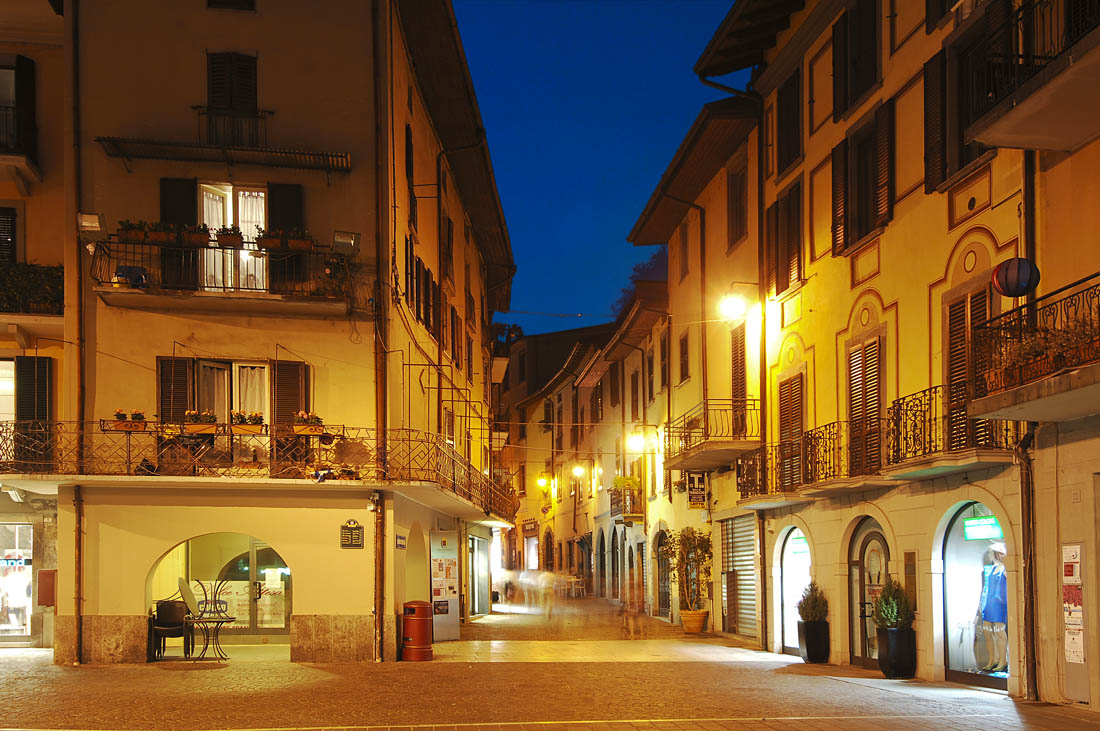 Sarnico Uno scorcio del centro storico di notte © Pro Loco Sarnico