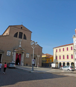Adria Piazza Garibaldi con la Cattedrale © Pro Loco Adria