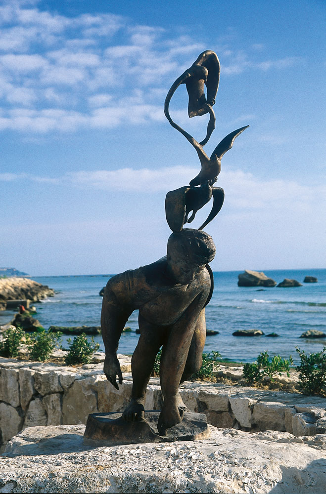 Grottammare Ragazzo con i gabbiani - di Pericle Fazzinin © Comune di Grottammare / Foto di Dino Cappelletti