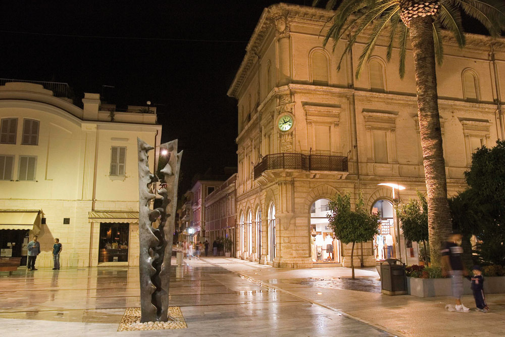 Grottammare Piazza Fazzini con - Metamorfosi - di Pericle Fazzini © Comune di Grottammare / Foto di Dino Cappelletti