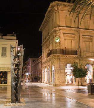 Grottammare Piazza Fazzini con - Metamorfosi - di Pericle Fazzini © Comune di Grottammare / Foto di Dino Cappelletti
