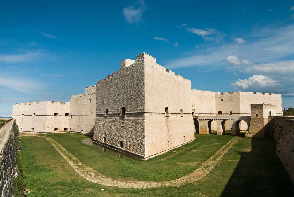Barletta Castello con torri e fossato © Natalino Russo