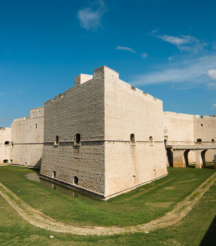 Barletta Castello con torri e fossato © Natalino Russo