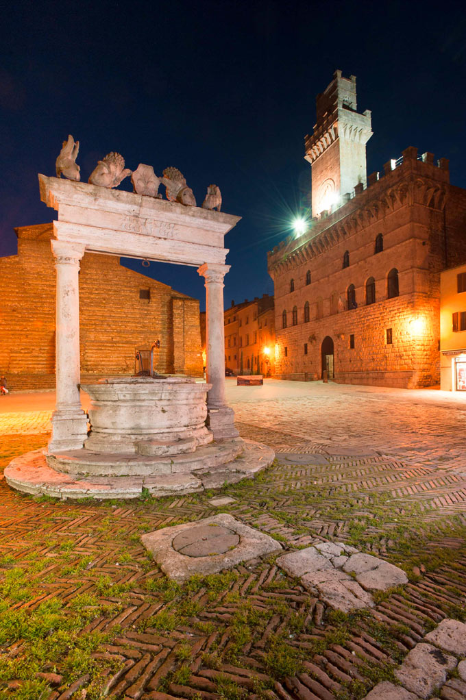 Montepulciano Pozzo dei grifi e dei leoni e palazzo comunale © Fabrizio Ardito