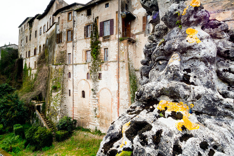 Artena Bassorilievi in Piazza della Vittoria e sullo sfondo Palazzo Borghese © Natalino Russo