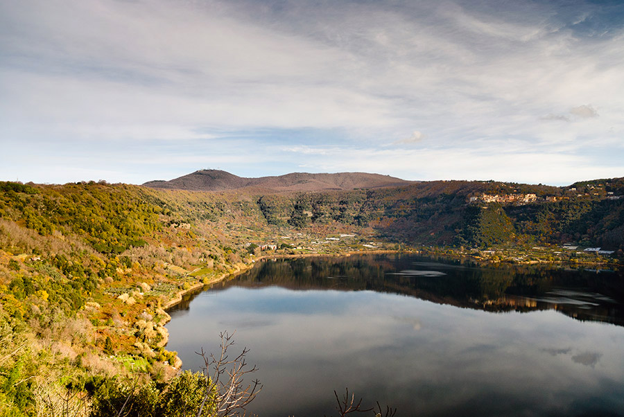 Nemi Il lago di Nemi visto da Genzano di Roma © Natalino Russo