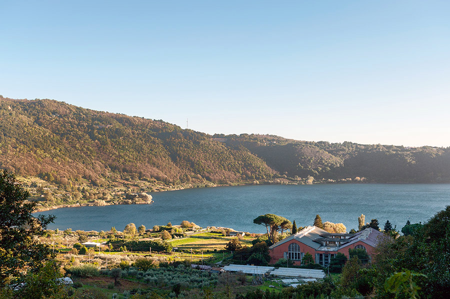 Nemi Veduta sul lago di Nemi col Museo delle navi romane © Natalino Russo