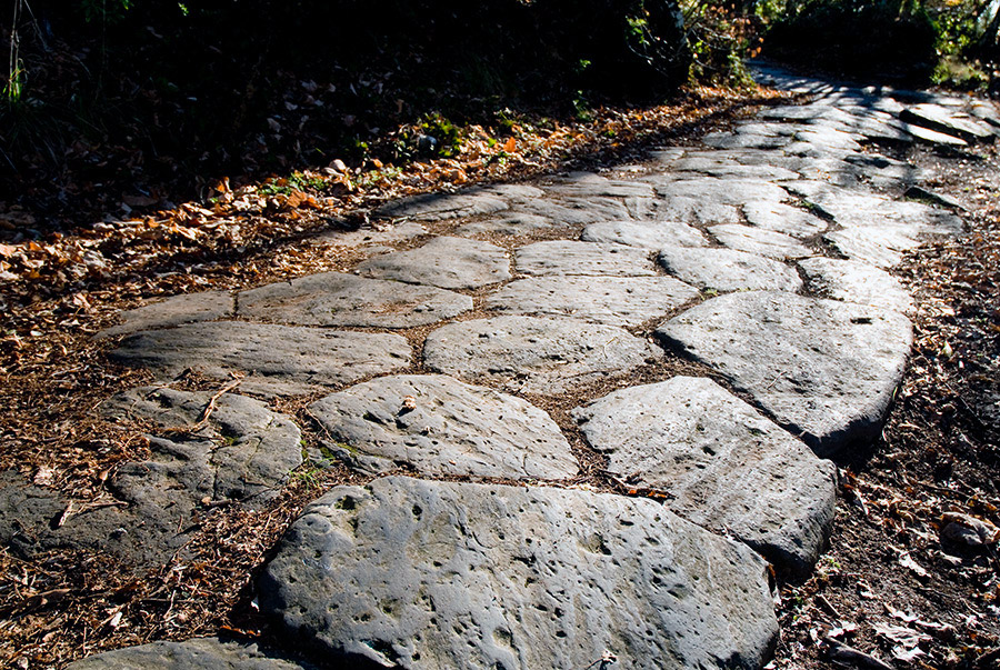 Nemi Tratto di strada lastricata romana sui Colli Albani © Natalino Russo