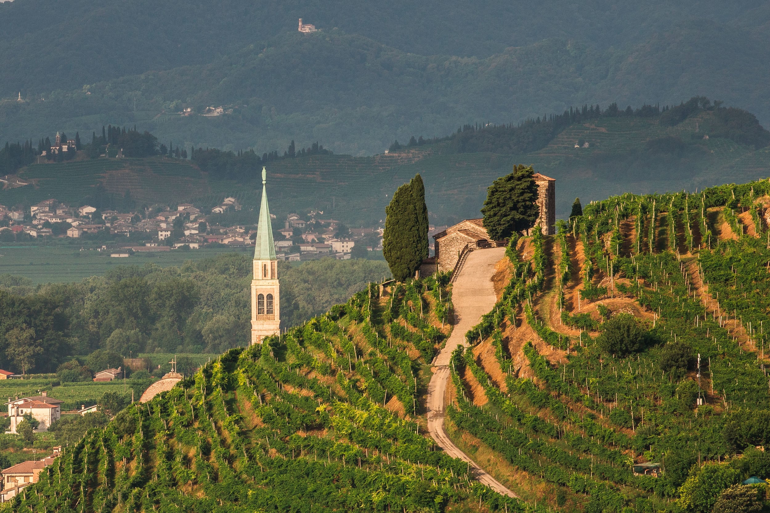 Campanile della chiesa di Col San Martino di Farra di Soligo. © A. Cambone, R. Isotti - Homo ambiens/Touring Club Italiano