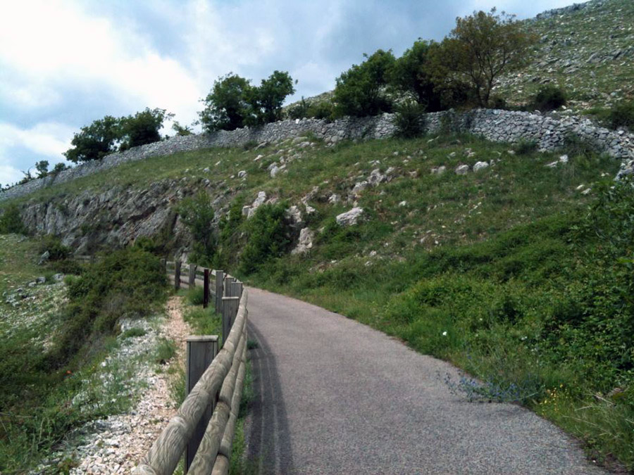 Pista ciclabile Pista ciclabile Paliano-Fiuggi © Ass. per la gestione della Strada del Vino Cesanese - www.stradadelvinocesanese.it - pagina facebook https://www.facebook.com/STRADADELVINOCESANESE