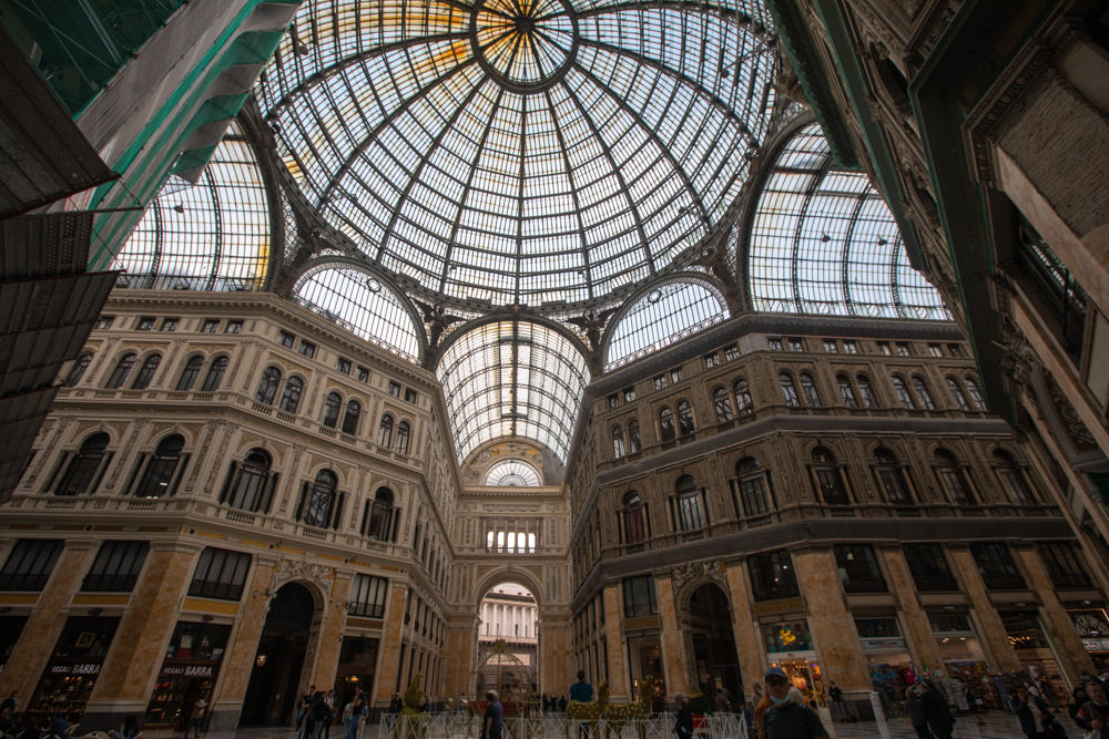 Napoli Galleria Umberto I © A.Rossi, Cameleo S.r.l. (Rm) - si ringraziano: il Sindaco e l'Ufficio Cinema del Comune di Napoli e l'Associazione Guide turistiche Campania
