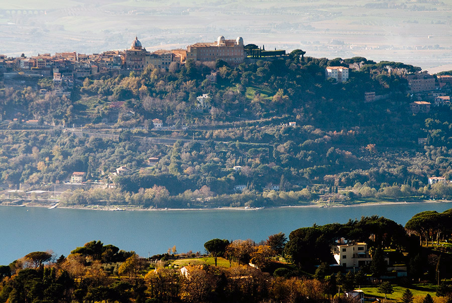 Castel Gandolfo Veduta del centro, affacciato sul lago di Albano © Natalino Russo