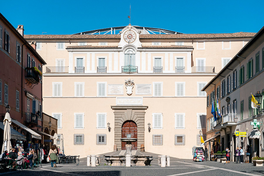 Castel Gandolfo Palazzo Pontificio in Piazza della Libertà © Natalino Russo