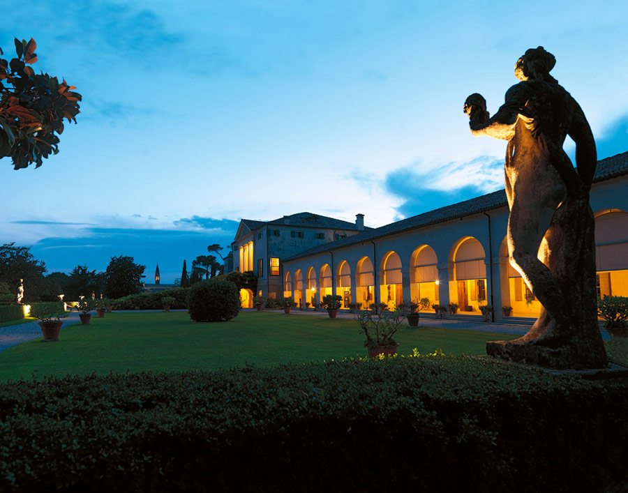 Fanzolo di Vedelago Villa Emo, esterno in notturna ©Archivio Fondazione Villa Emo Onlus