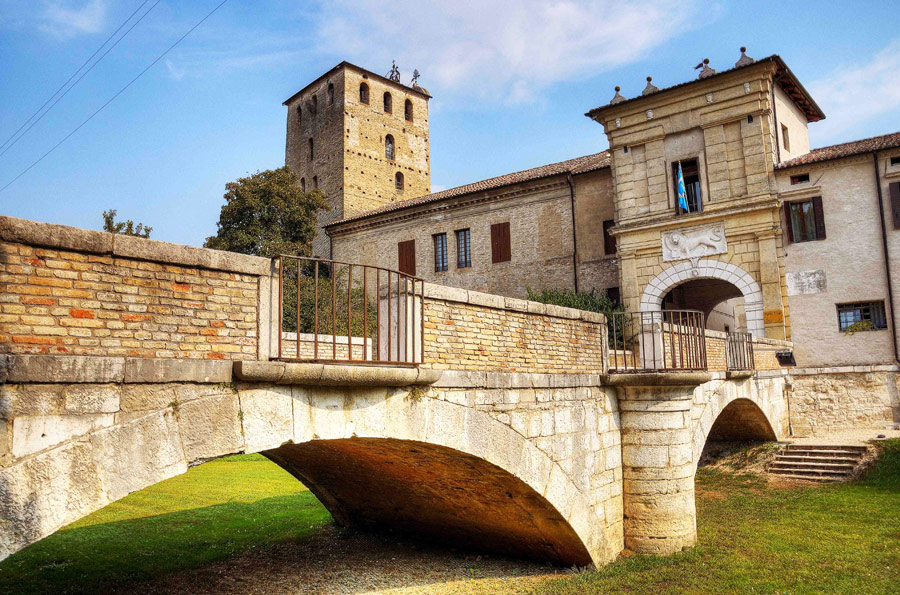 Portobuffolè Vista del ponte di pietra e dell'accesso alla città attraverso Porta Friuli © Guido Zamai