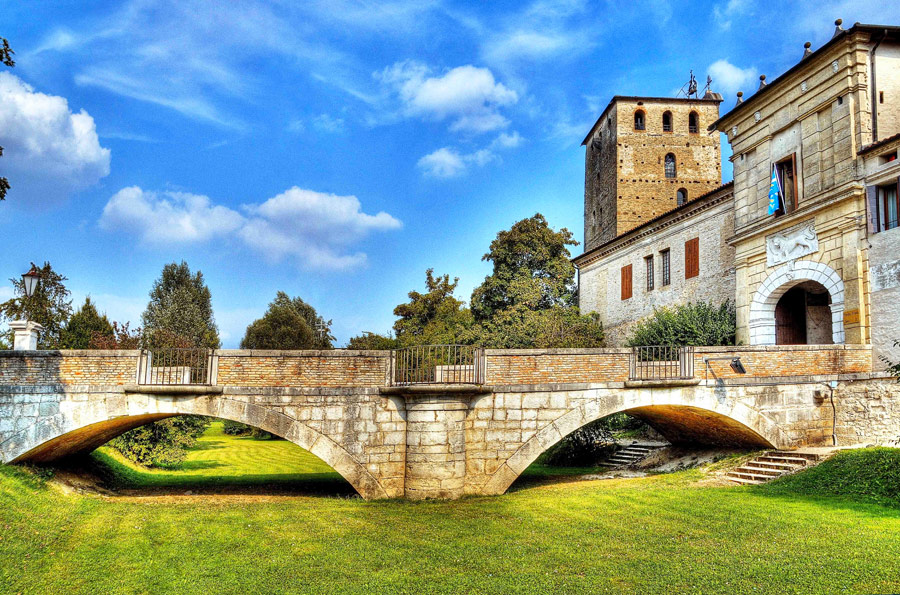 Portobuffolè Vista del ponte di pietra e dell'accesso alla città attraverso Porta Friuli © Guido Zamai