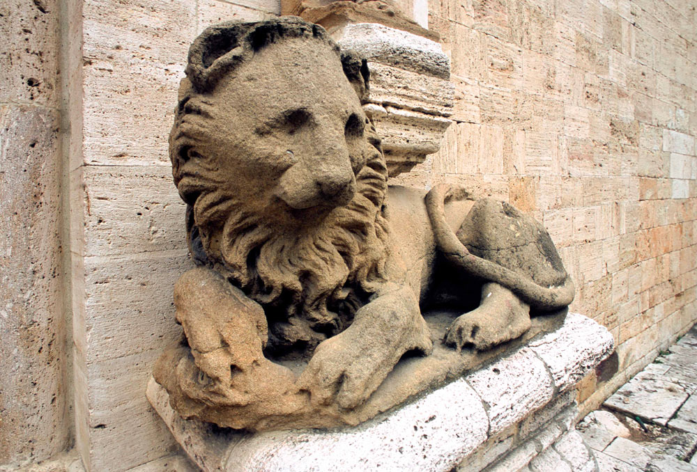San Quirico d'Orcia Leone sul portale della collegiata © Fabrizio Ardito