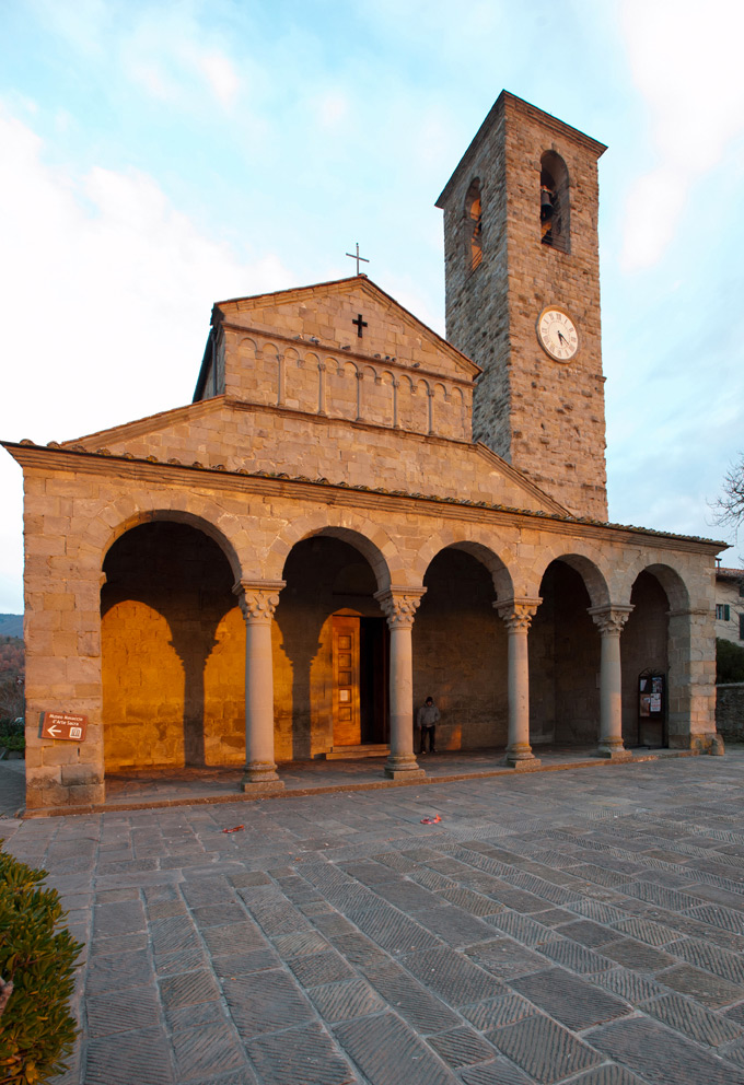 Pieve di S. Pietro a Cascia Facciata e pronao © Fabrizio Ardito