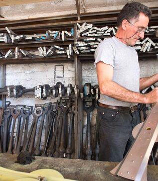 Uscio La produzione di lancette per orologi da torre nell'azienda Trebino ©Natalino Russo