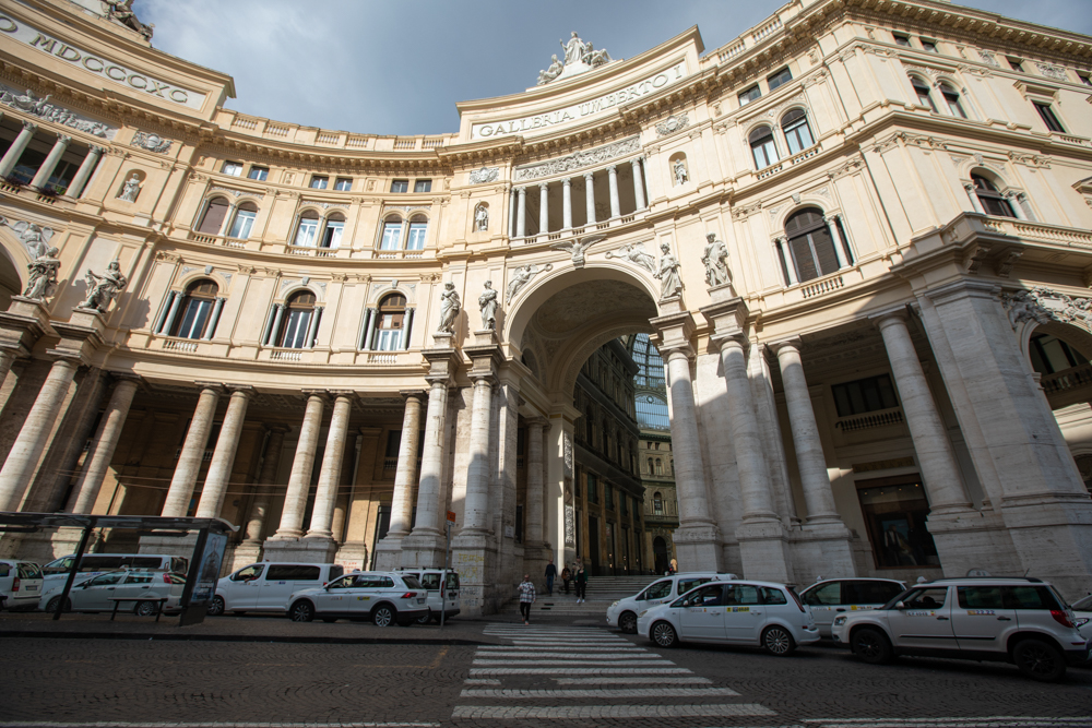 Napoli Galleria Umberto I © A.Rossi, Cameleo S.r.l. (Rm) - si ringraziano: il Sindaco e l'Ufficio Cinema del Comune di Napoli e l'Associazione Guide turistiche Campania