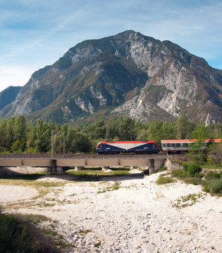 Carnia Ferrovia Pontebbana lungo il Tagliamento © Fabrizio Ardito