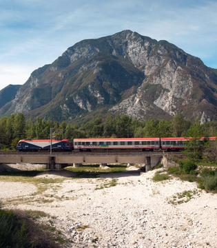 Carnia Ferrovia Pontebbana lungo il Tagliamento © Fabrizio Ardito