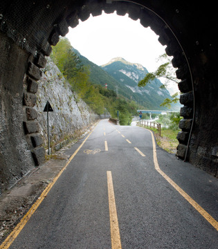 Chiusaforte Galleria con ciclovia © Fabrizio Ardito
