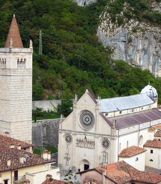 Gemona del Friuli Veduta del paese cc by Telewiki93