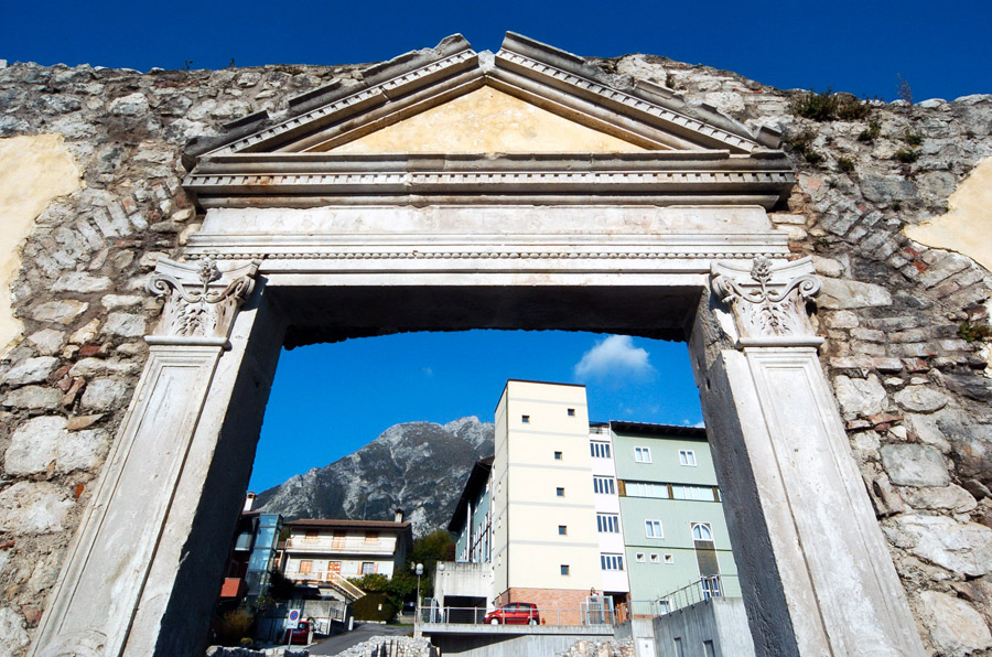Gemona del Friuli Le distruzioni del terremoto cc sa by Johann Jaritz