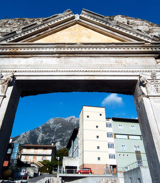 Gemona del Friuli Le distruzioni del terremoto cc sa by Johann Jaritz
