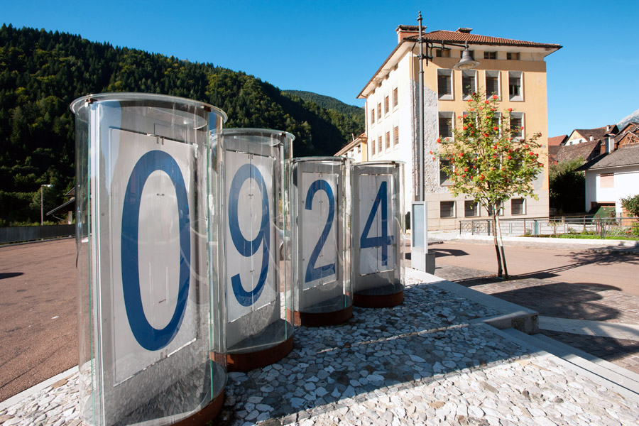 Pesariis Orologio nel parcheggio © Fabrizio Ardito