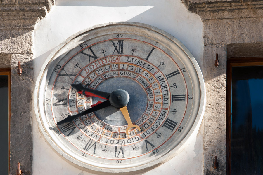 Pesariis Orologio su facciata © Fabrizio Ardito