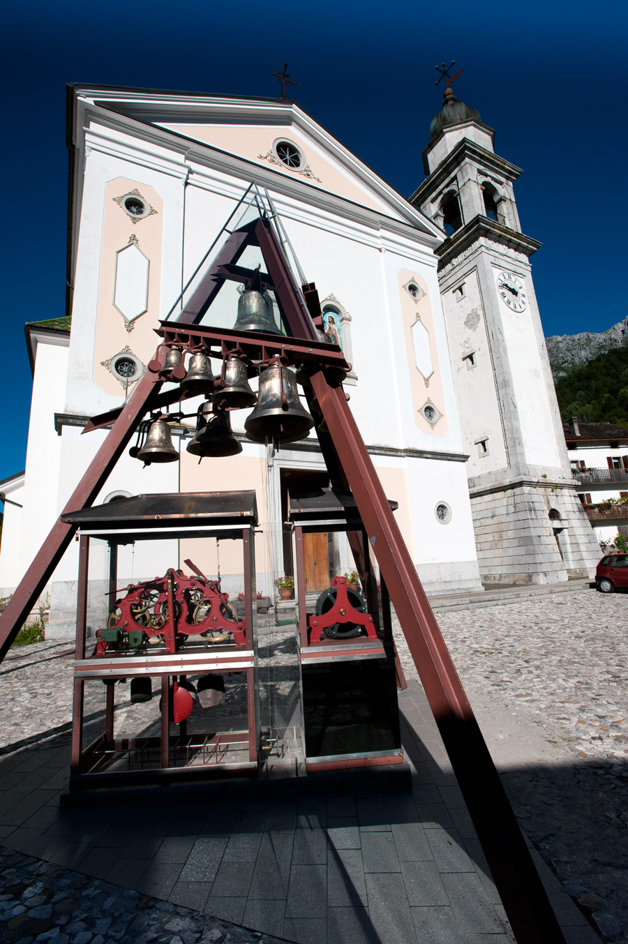 Pesariis Orologio con carillon davanti alla parrocchiale © Fabrizio Ardito