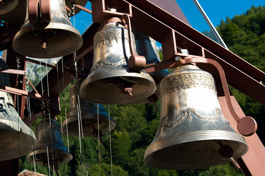 Pesariis Orologio con carillon davanti alla parrocchiale © Fabrizio Ardito