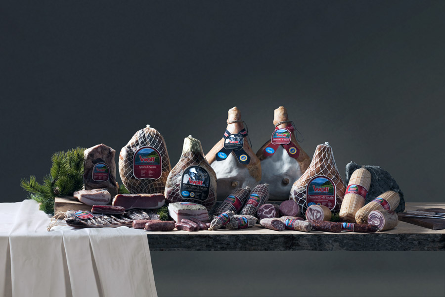 Sauris I prodotti del prosciuttificio Wolf © Prosciuttificio Wolf Sauris